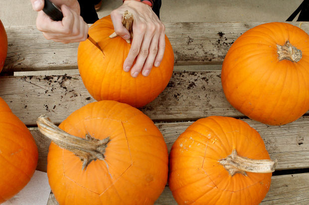 102013-qca-PumpkinCarving7